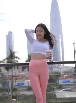 【视频】粉色紧身裤翘臀长腿美女【2V/10.99G/百度云】