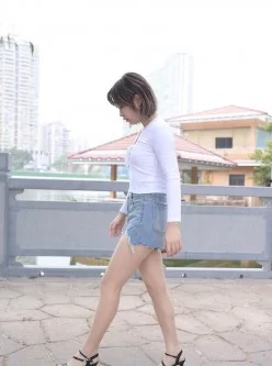 【视频】牛子热裤肉丝高跟美女【1V/2.74G/百度云】